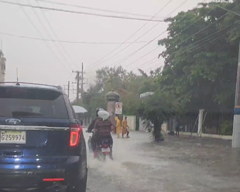 ¡Paraguas en mano! Aguaceros y tormentas eléctricas continuarán hasta la noche