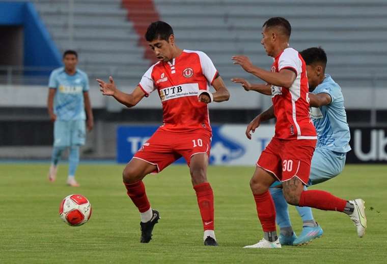 Universitario won (2-1) against Aurora and prevented the celestials from jumping to second place in the Clausura