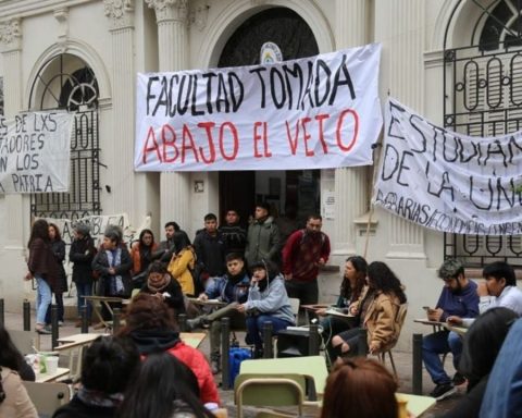 University students intensify forceful measures against the presidential veto