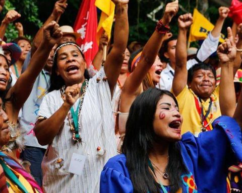 Venezuelan people march this October 12 for decolonization