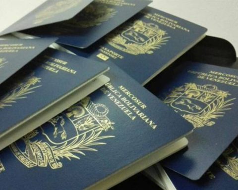 Venezuelans with expired passports can return to the country through the border, says former mayor