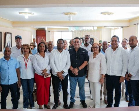 Vicente Noble farmers receive tractor via FEDA