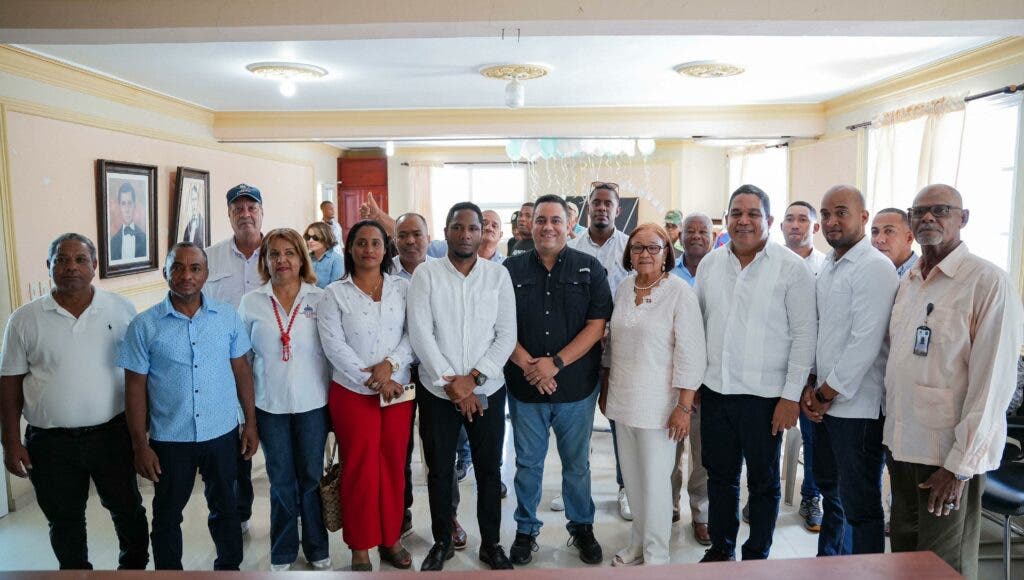 Vicente Noble farmers receive tractor via FEDA