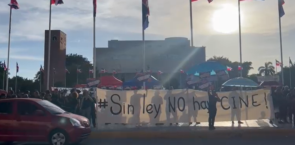 Video: decenas se manifiestan frente al Congreso contra eliminación de incentivos en ley de cine