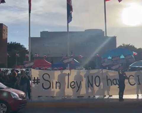 Video: decenas se manifiestan frente al Congreso contra eliminación de incentivos en ley de cine