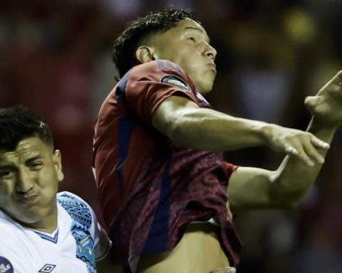 Warren Madrigal scores in the victory of Costa Rica, which is already in the quarterfinals