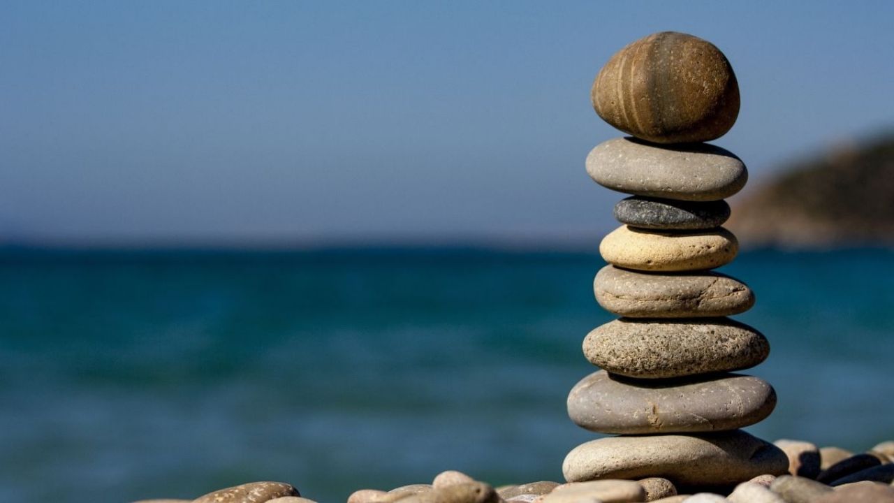 What is the beach with black stones that is 1 hour and a half from Santiago and has a national monument