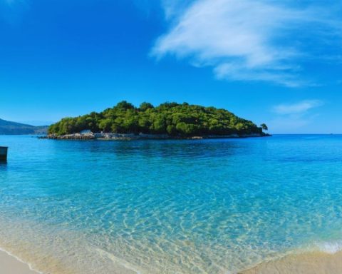 What is the beach with turquoise water and yellow sand that is on the Chilean coast and has a European style?