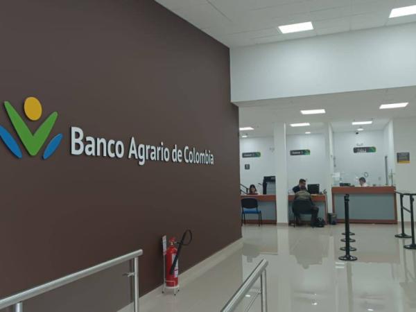 What types of loans does Banco Agrario offer and what benefits do they have?