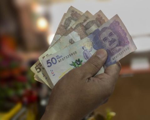 Who receives the Guaranteed Minimum Income in Colombia?