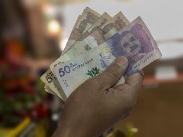 Who receives the Guaranteed Minimum Income in Colombia?