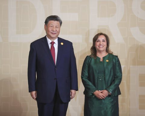 Dina Boluarte junto al presidente chino Xi Jinping. (Presidencia)