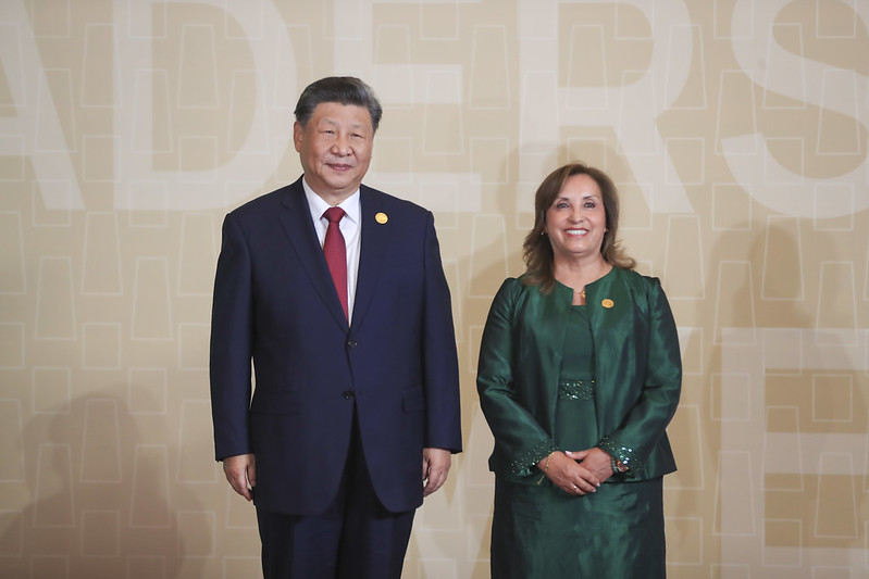 Dina Boluarte junto al presidente chino Xi Jinping. (Presidencia)