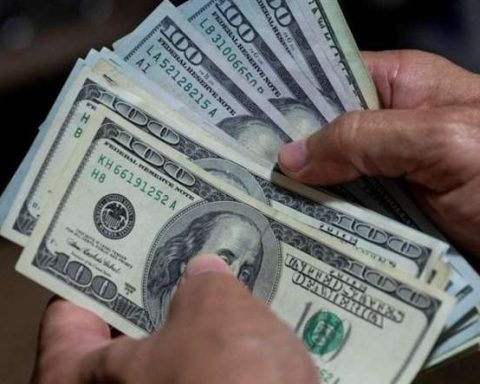 ASFI indicates that deposits in dollars can be returned in bolivianos