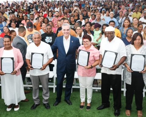 Abinader entrega 2,100 títulos de propiedad en La Guáyiga, Pedro Brand