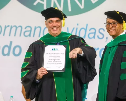 Abinader recibe Honoris Causa de la Universidad ISA