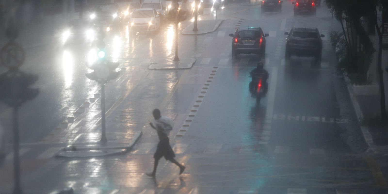 After rain, São Paulo records floods and canceled flights