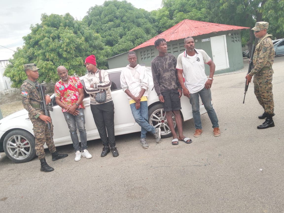 Ejército arresta 4 traficantes de haitianos