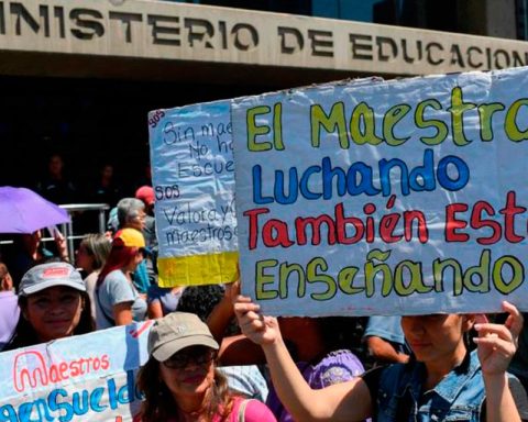 At least 1,500 Monagas teachers were removed from the Ministry of Education payroll