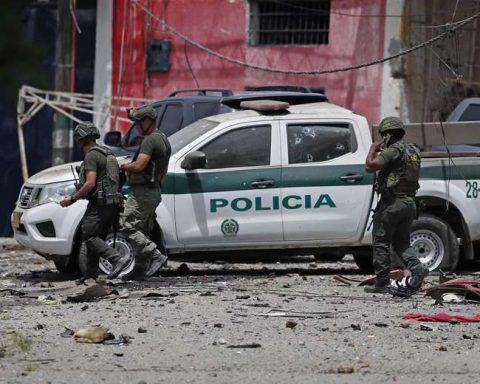 At least two FARC dissidents killed and two police officers injured in attack in Colombia