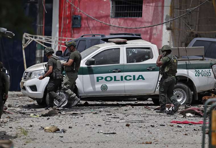 At least two FARC dissidents killed and two police officers injured in attack in Colombia