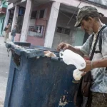 Un hombre revisa la basura en La Habana, Cuba