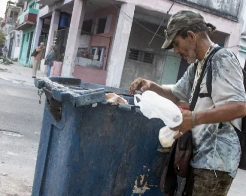 Un hombre revisa la basura en La Habana, Cuba