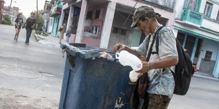 Un hombre revisa la basura en La Habana, Cuba