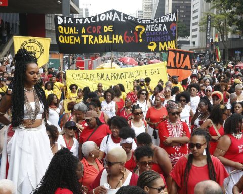 Black Awareness Day march brings together hundreds of people in SP