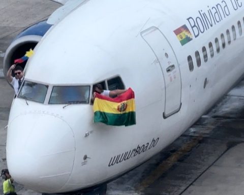 Bolivia is at risk of being isolated, airline unions warn