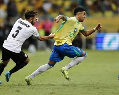 Brazil saved a draw (1-1) playing at home against Uruguay