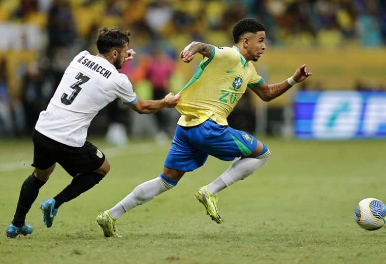 Brazil saved a draw (1-1) playing at home against Uruguay