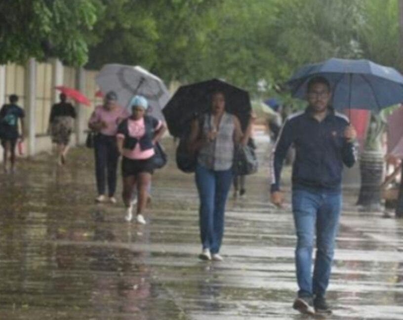 COE aumenta a 25 las provincias en alerta por vaguada y onda tropical