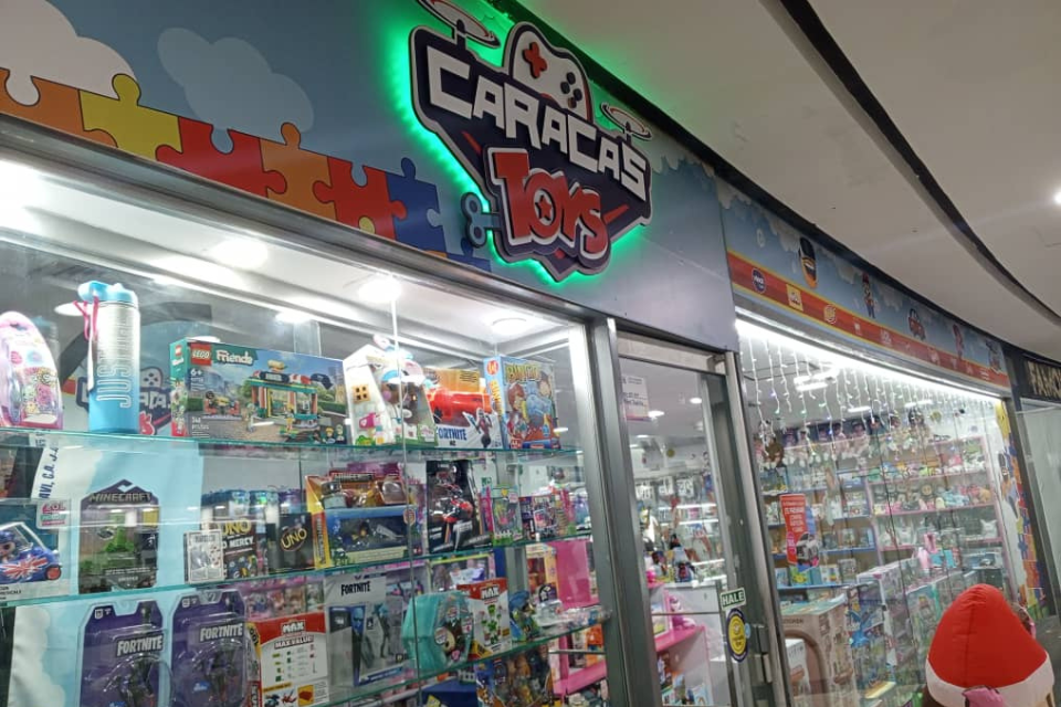 Caracas toy stores prepare with a variety of prices for the Christmas season