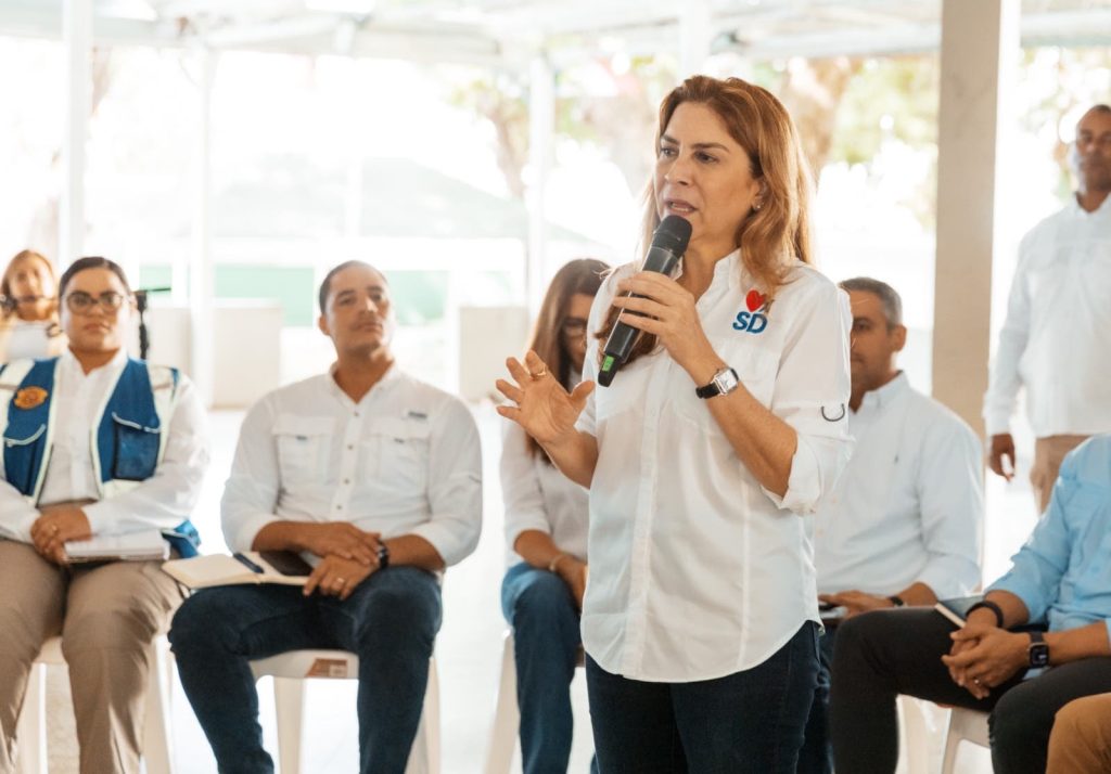 Carolina Mejía encabeza La Alcaldía Llega a Ti en Ensanche Paraíso