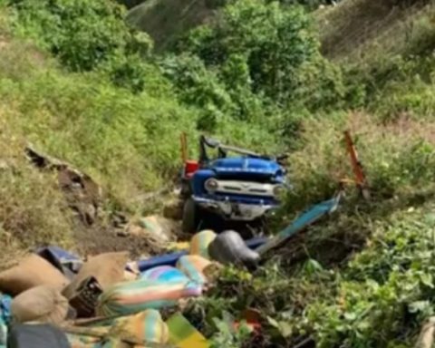 Chiva en Ituango perdió el control y cayó a un abismo; el conductor murió y hay varias personas heridas