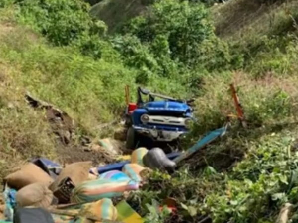 Chiva en Ituango perdió el control y cayó a un abismo; el conductor murió y hay varias personas heridas