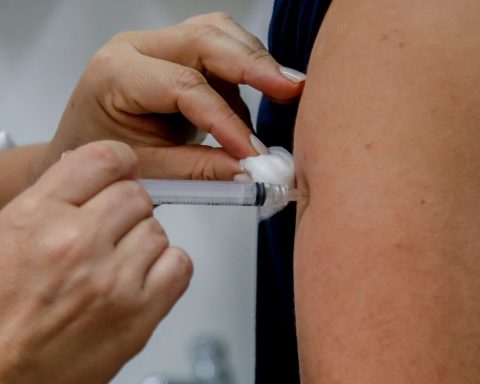 City of Rio vaccinates tourism workers against measles