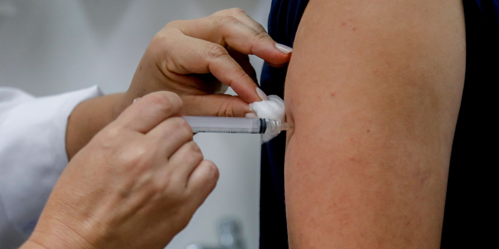 City of Rio vaccinates tourism workers against measles