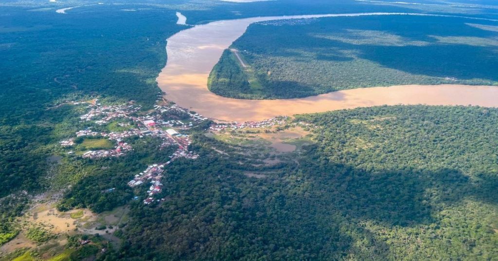 Cleaning progresses in the Atrato River to facilitate navigability in several municipalities of Chocó