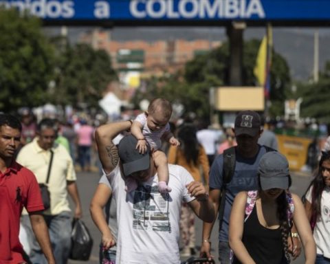 Colombian court orders publication of roadmap for work visa for Venezuelan migrants