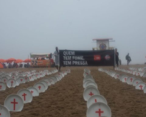 Copacabana hosts demonstrations to end hunger and to put pressure on G20