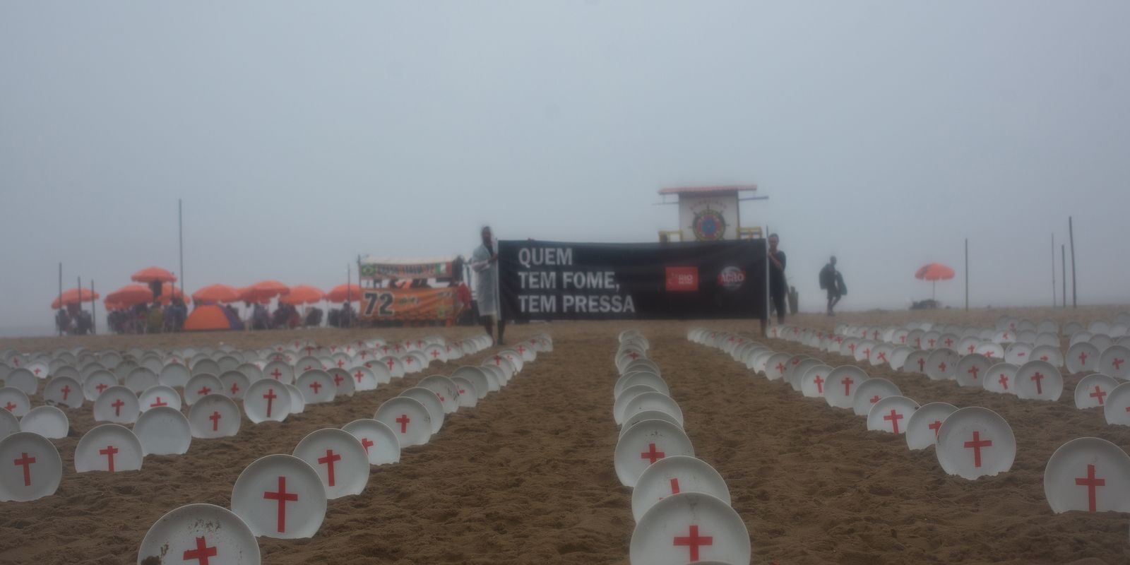 Copacabana hosts demonstrations to end hunger and to put pressure on G20