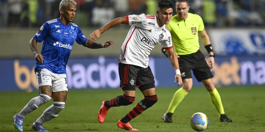 David Luiz scores a free kick and Fla beats Cruzeiro in Belo Horizonte