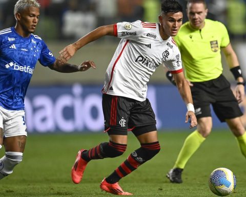 David Luiz scores a free kick and Fla beats Cruzeiro in Belo Horizonte