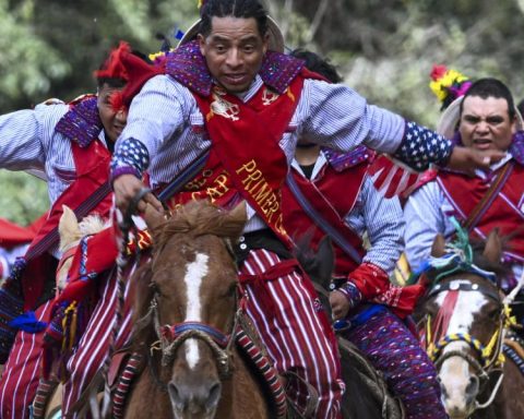 Day of the Dead: Drunken Mayan horsemen brave danger to honor their dead in Guatemala