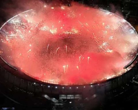 Demichelis celebrated the River Plate fans' flare show