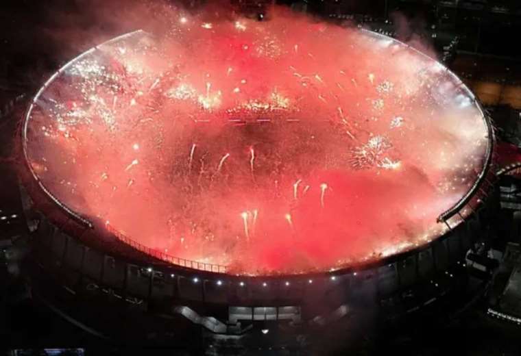 Demichelis celebrated the River Plate fans' flare show