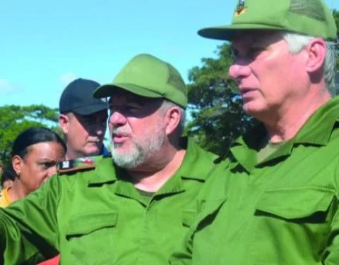 Manuel Marrero (izq) y Miguel Díaz-Canel en Guantánamo tras el paso del huracán Oscar