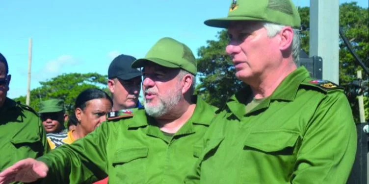 Manuel Marrero (izq) y Miguel Díaz-Canel en Guantánamo tras el paso del huracán Oscar